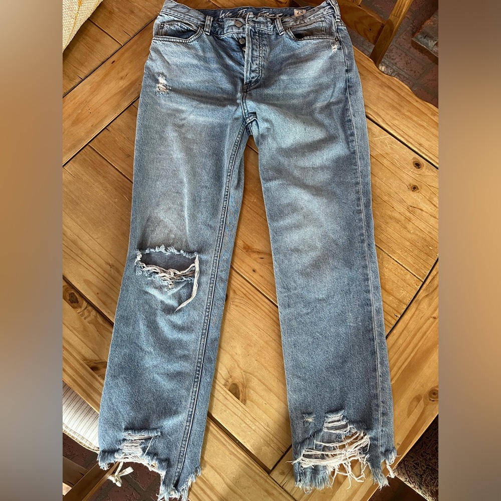 Free People Distressed Cropped Jeans. Regular Mid Rise
